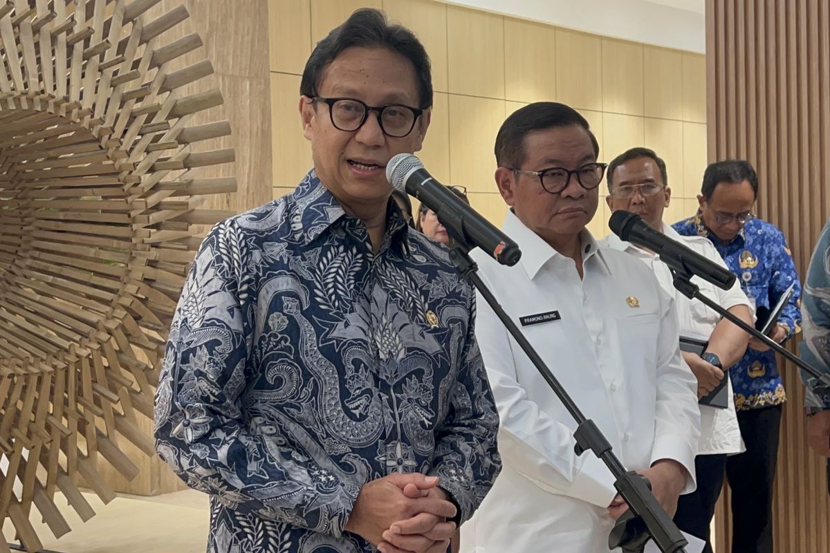 Menkes Budi Sadikin Ingatkan Bahaya Mikroplastik dalam Air Hujan