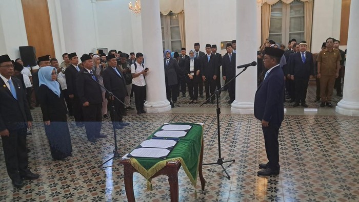 Gubernur Andra Soni Lantik 23 Pejabat Pemprov Banten, Tekankan Jangan Tunda Pekerjaan